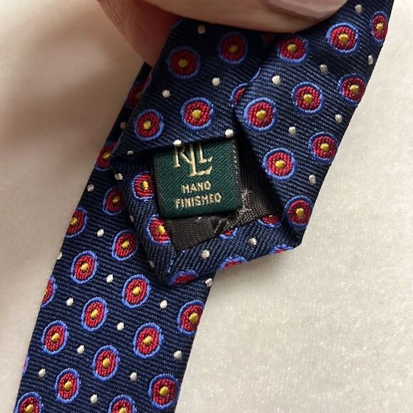 - Ralph Lauren medallion silk tie. - Picture 6 of 6